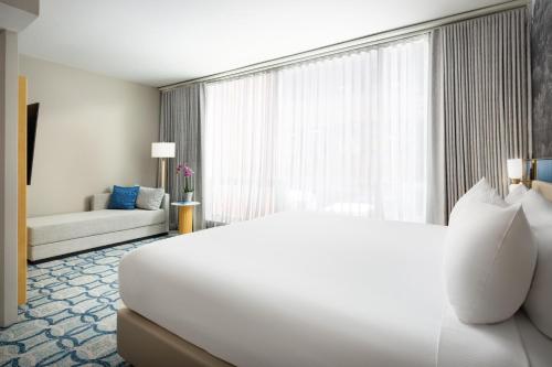 Habitación Estándar totalmente reformada con vistas - 1 cama extragrande del hotel Millennium Premier New York Times Square. Foto 7