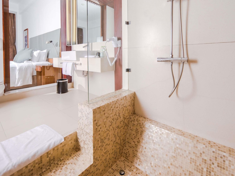 Suite Junior con 1 cama king - size y vistas al mar del hotel Novotel Nha Trang. Foto 3