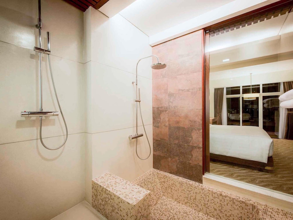 Suite Junior con 1 cama king - size y vistas al mar del hotel Novotel Nha Trang. Foto 4