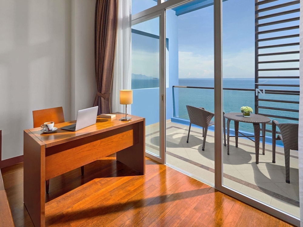 Suite Superior con 1 cama king - size del hotel Novotel Nha Trang. Foto 2