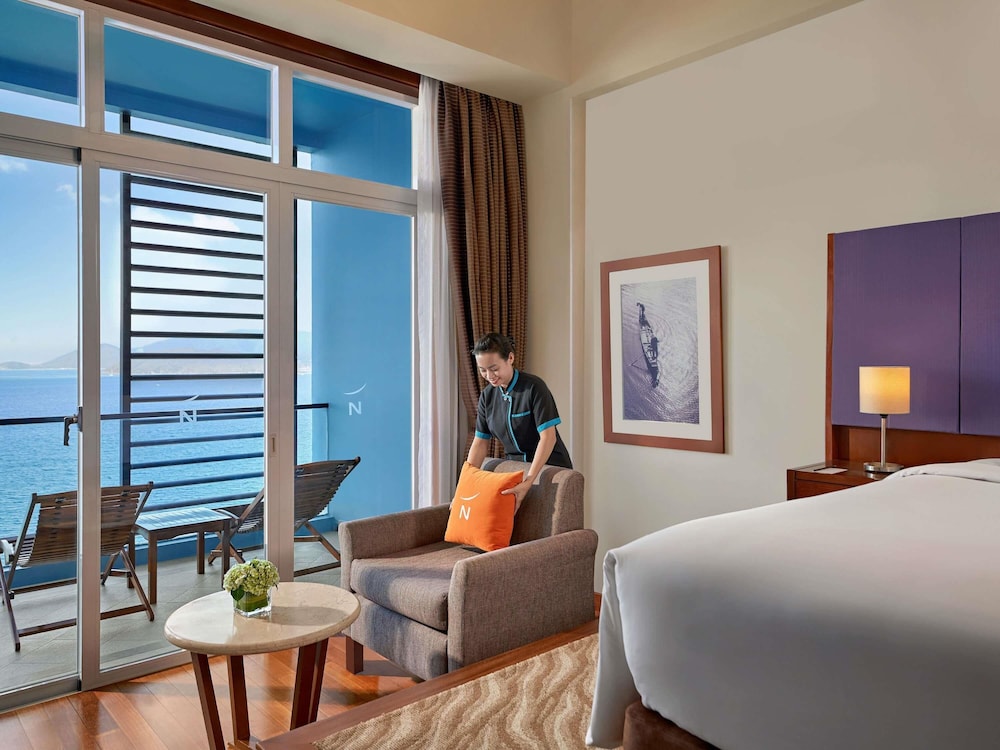 Suite Superior con 1 cama king - size del hotel Novotel Nha Trang. Foto 4