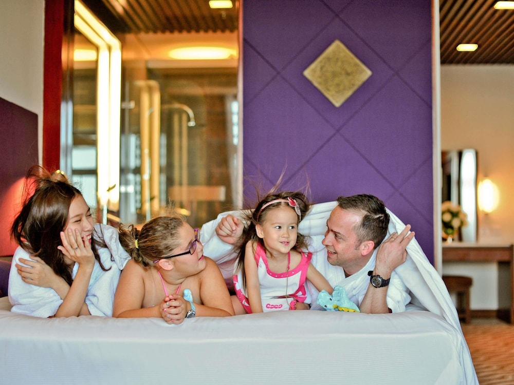 Suite Superior con 1 cama king - size del hotel Novotel Nha Trang. Foto 8