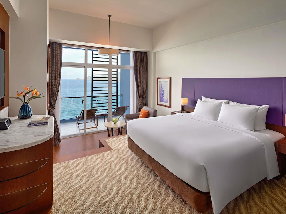 Suite Superior con 1 cama king - size del hotel Novotel Nha Trang. Foto 9