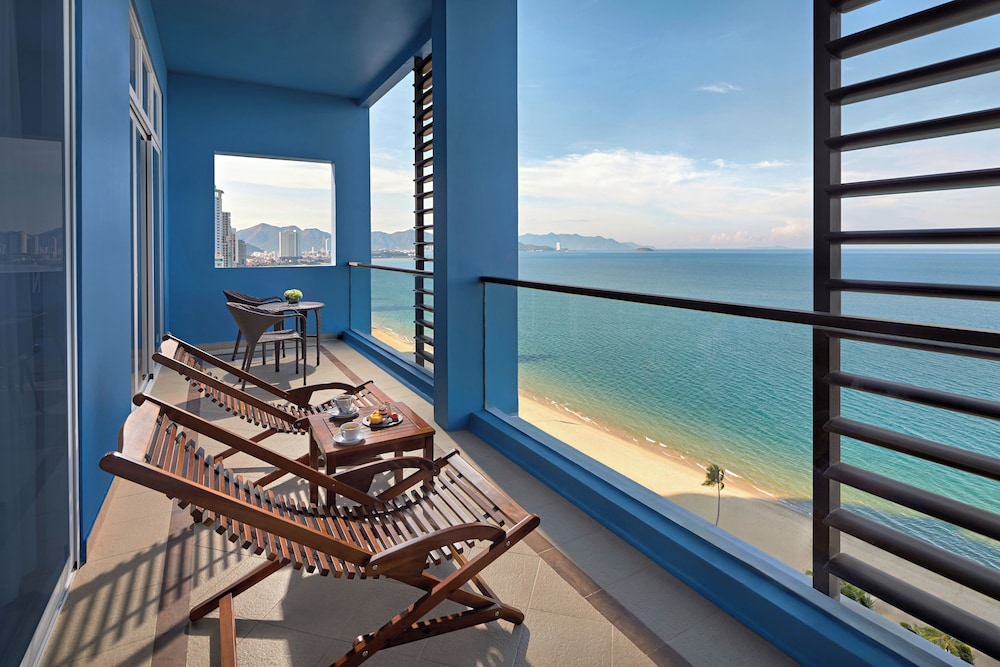 Suite Superior con 1 cama king - size del hotel Novotel Nha Trang. Foto 11