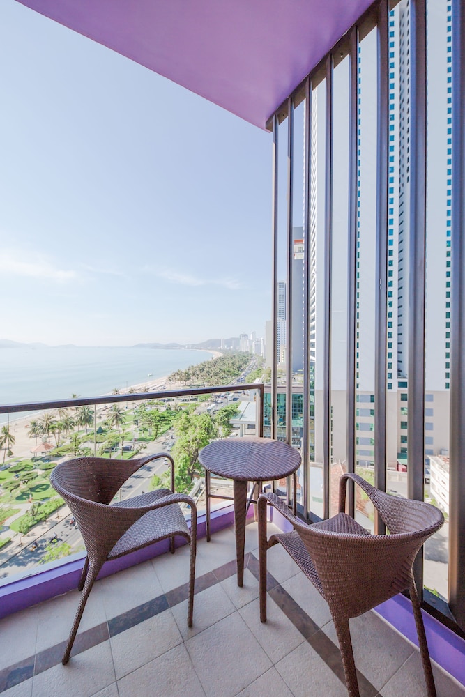 Habitación Superior con 1 cama king - size del hotel Novotel Nha Trang. Foto 16