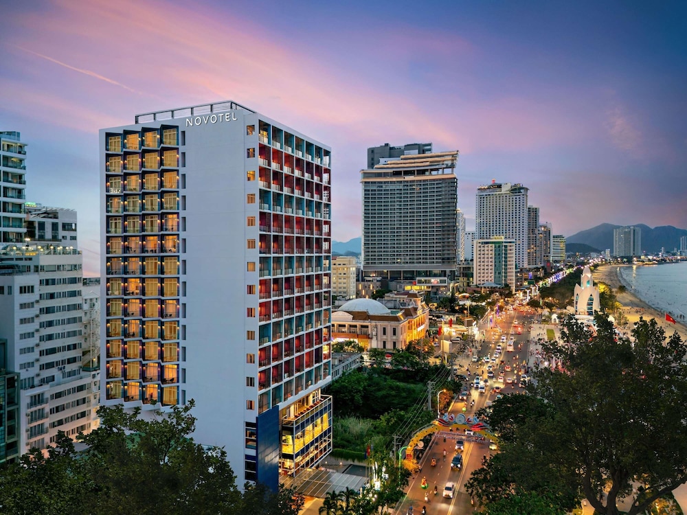 Habitación superior con 2 camas individuales del hotel Novotel Nha Trang. Foto 1