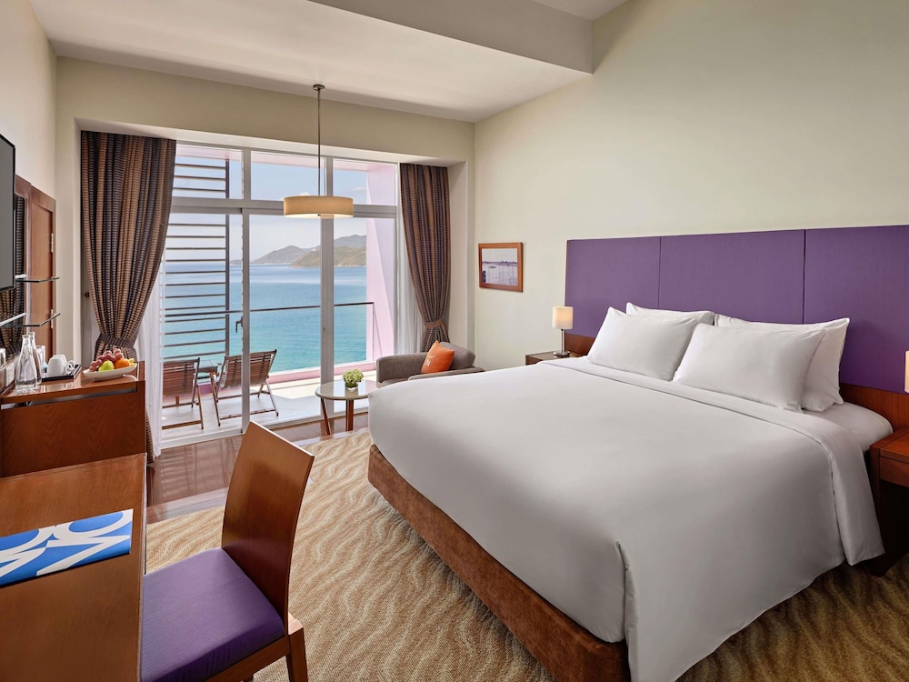 Superior con 1 cama king - size y vistas al mar del hotel Novotel Nha Trang