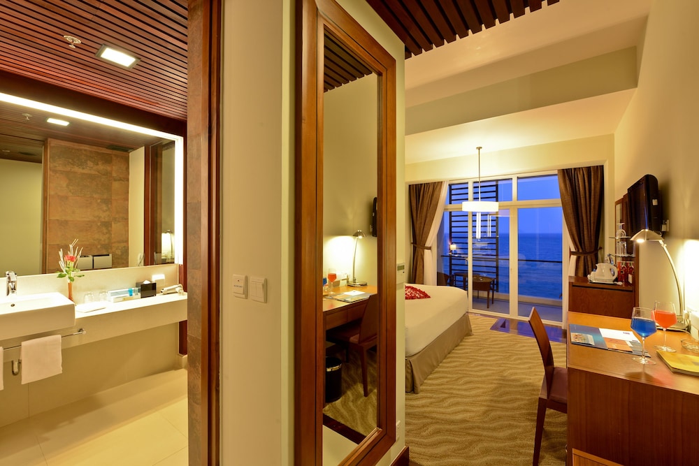 Superior con 1 cama king - size y vistas al mar del hotel Novotel Nha Trang. Foto 2