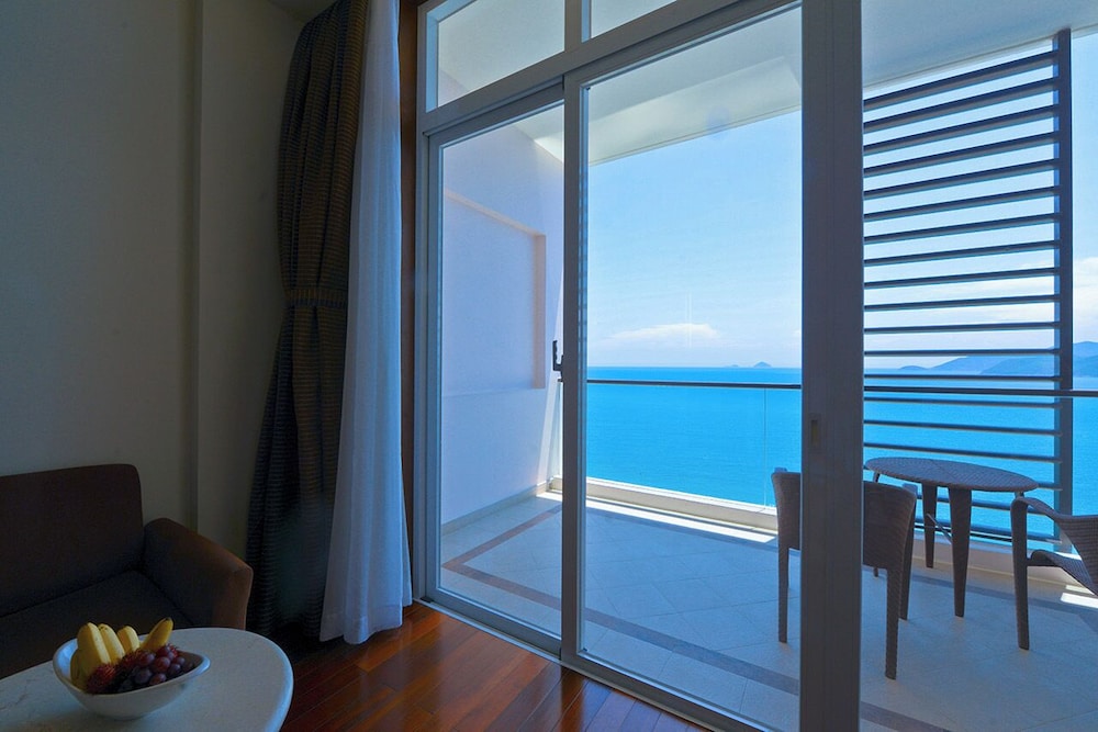 Superior con 1 cama king - size y vistas al mar del hotel Novotel Nha Trang. Foto 9