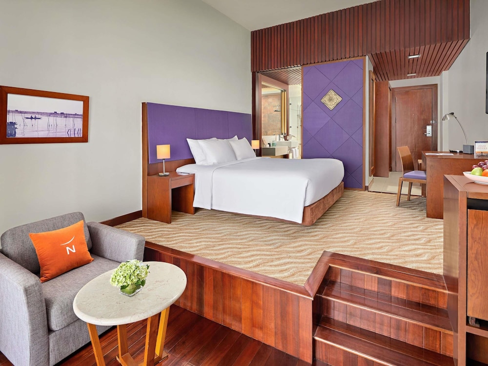 Superior con 1 cama king - size y vistas al mar del hotel Novotel Nha Trang. Foto 11