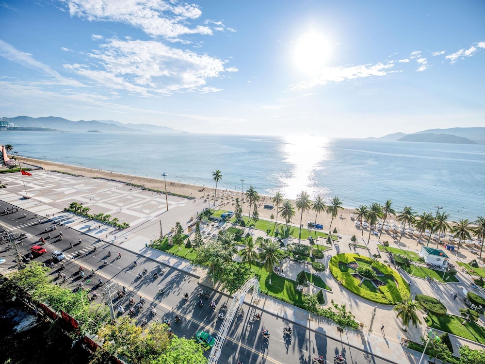 Superior con 1 cama king - size y vistas al mar del hotel Novotel Nha Trang. Foto 13