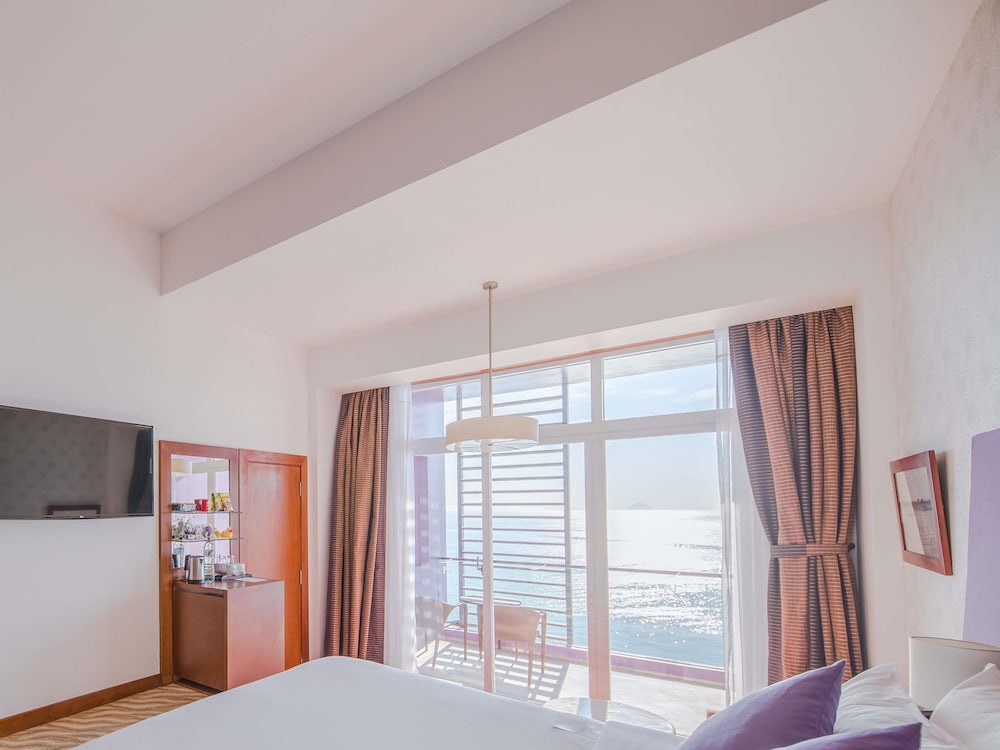 Superior con 1 cama king - size y vistas al mar del hotel Novotel Nha Trang. Foto 14