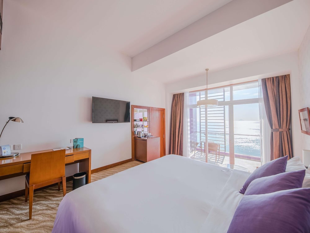 Superior con 1 cama king - size y vistas al mar del hotel Novotel Nha Trang. Foto 15