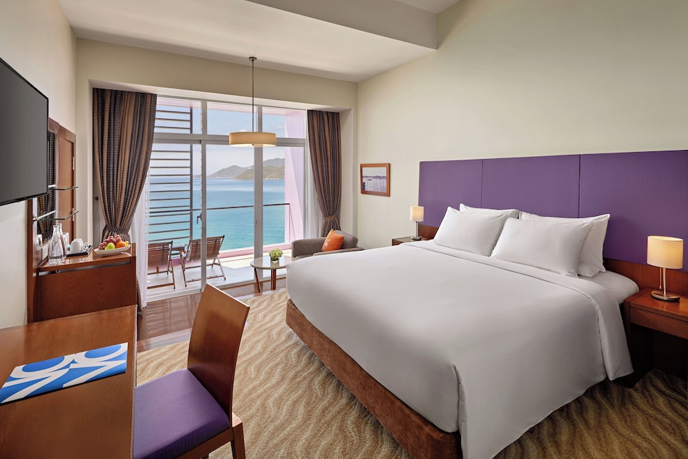 Superior con 1 cama king - size y vistas al mar del hotel Novotel Nha Trang. Foto 21