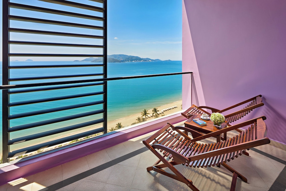 Superior con 1 cama king - size y vistas al mar del hotel Novotel Nha Trang. Foto 22