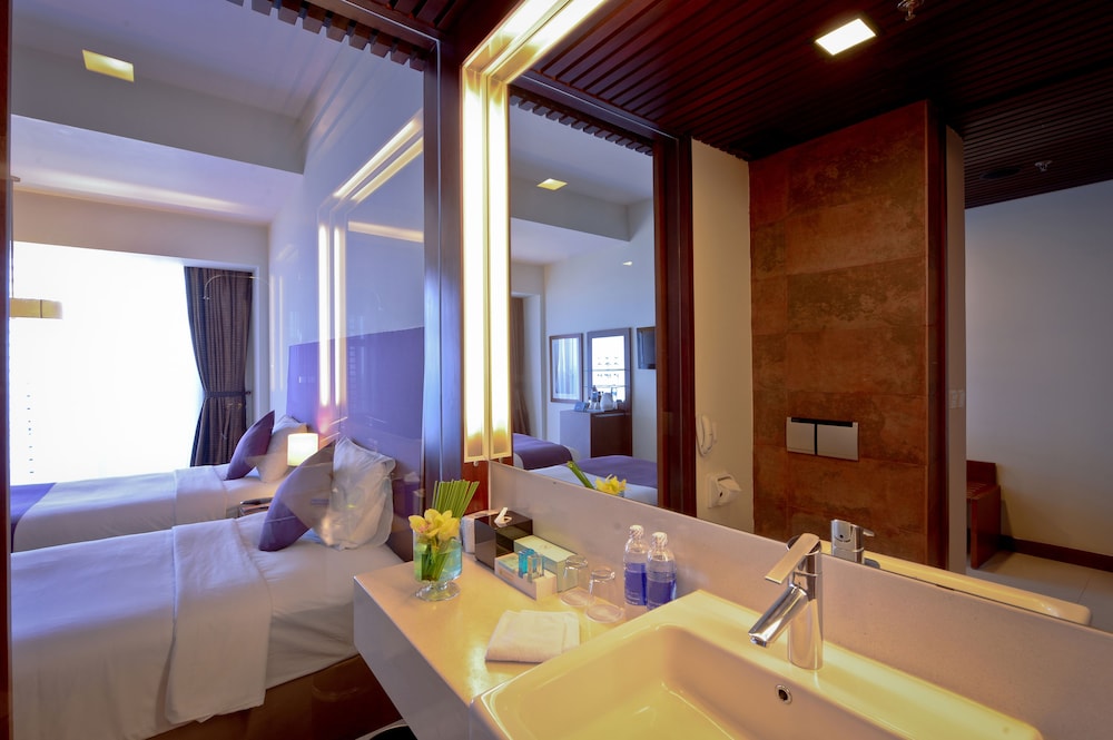 Habitación Superior con 2 camas individuales y vistas al mar del hotel Novotel Nha Trang