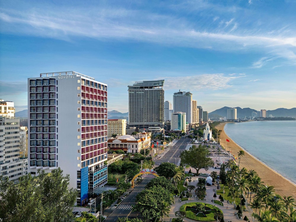 Habitación Superior con 2 camas individuales y vistas al mar del hotel Novotel Nha Trang. Foto 8