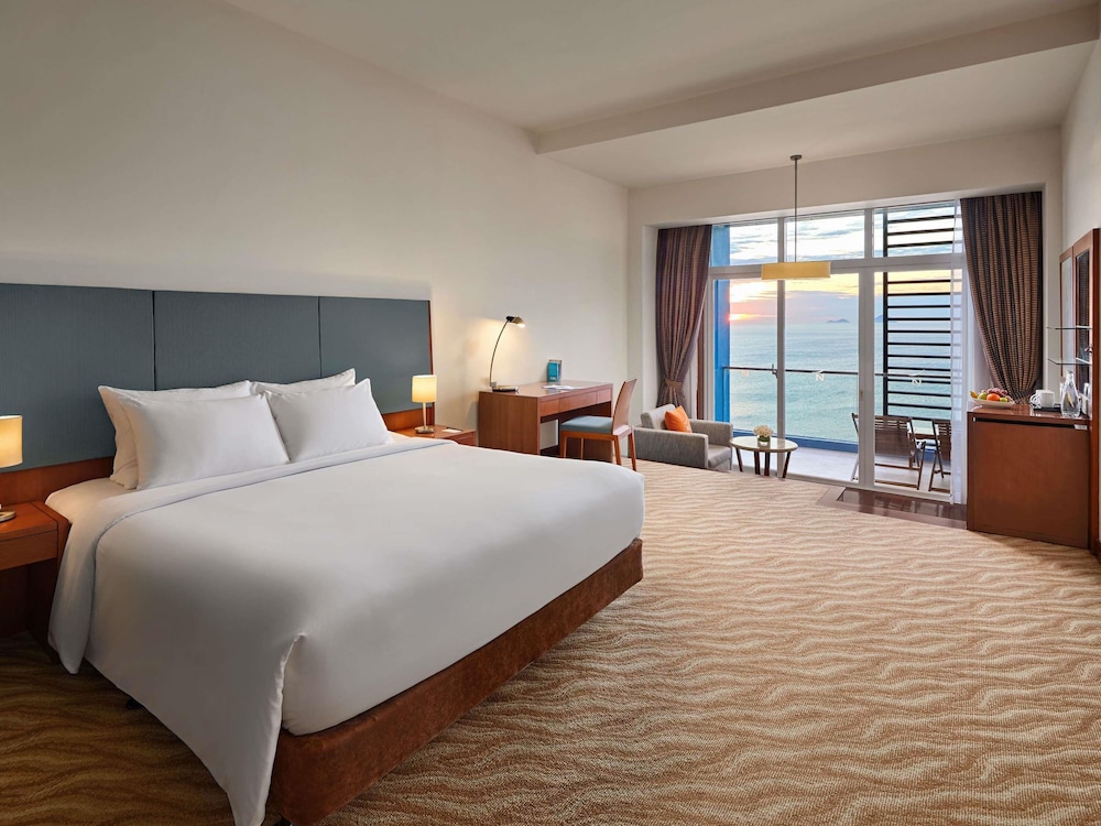 Habitación Deluxe con 1 cama king - size del hotel Novotel Nha Trang. Foto 6