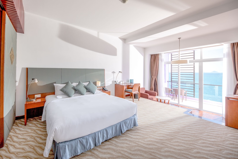 Habitación Deluxe con 1 cama king - size del hotel Novotel Nha Trang. Foto 17