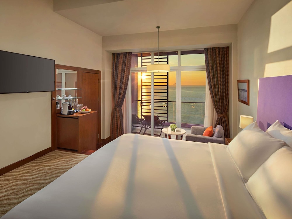 Ejecutiva con 1 cama king - size y vistas al mar del hotel Novotel Nha Trang