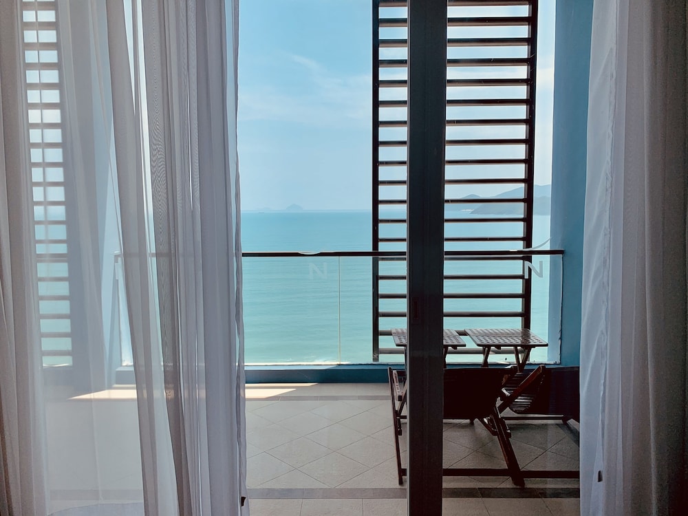 Ejecutiva con 1 cama king - size y vistas al mar del hotel Novotel Nha Trang. Foto 4