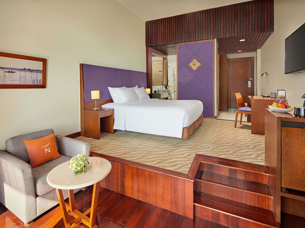 Ejecutiva con 1 cama king - size y vistas al mar del hotel Novotel Nha Trang. Foto 7