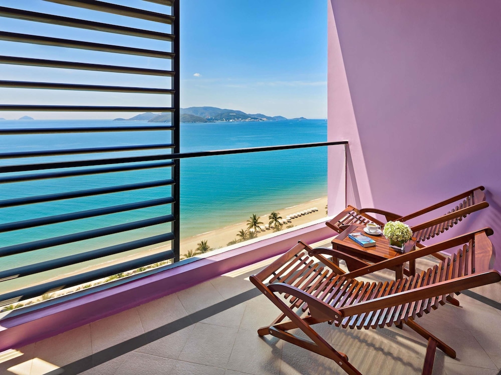 Ejecutiva con 1 cama king - size y vistas al mar del hotel Novotel Nha Trang. Foto 12