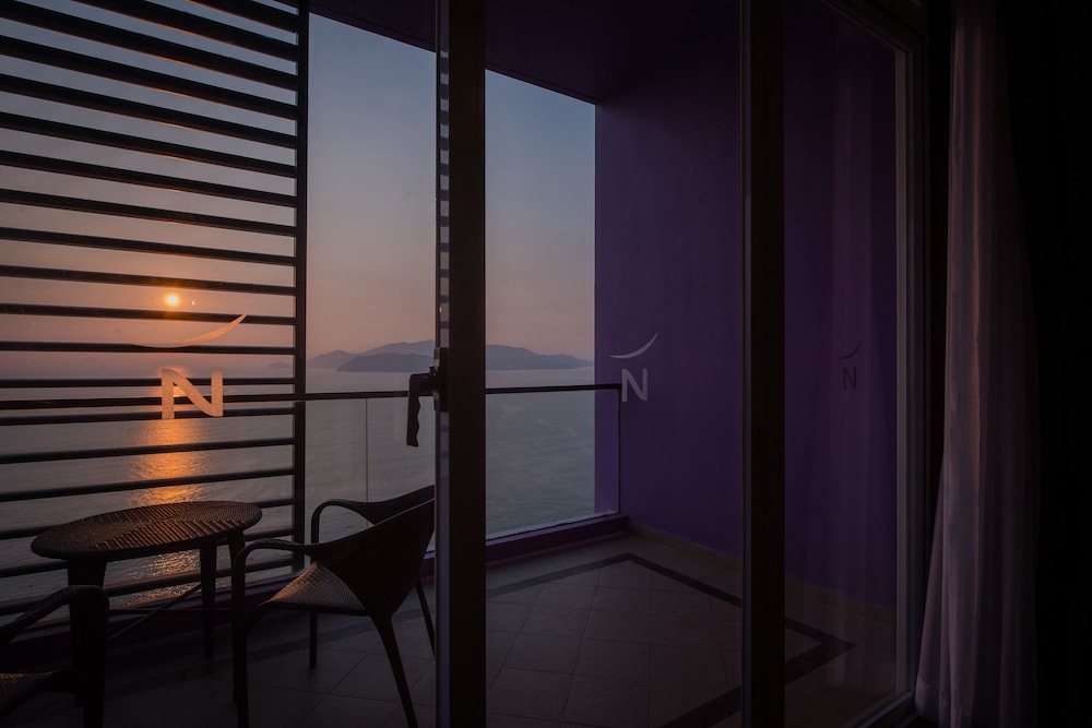 Ejecutiva con 1 cama king - size y vistas al mar del hotel Novotel Nha Trang. Foto 19