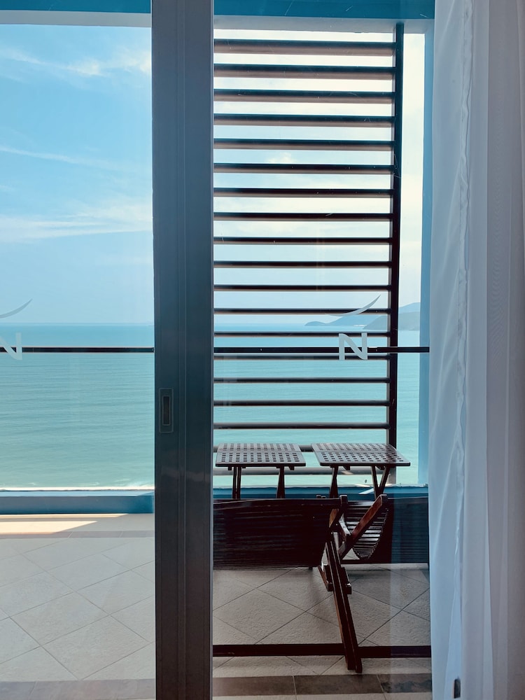 Ejecutiva con 2 camas individuales y vistas al mar del hotel Novotel Nha Trang. Foto 7