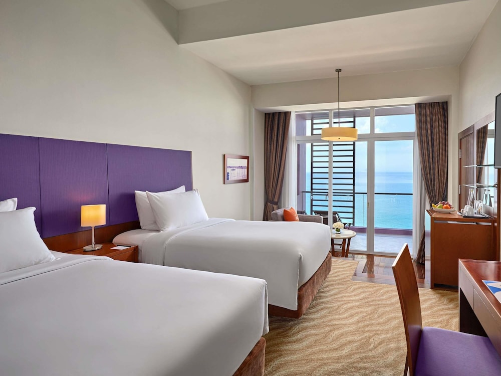 Ejecutiva con 2 camas individuales y vistas al mar del hotel Novotel Nha Trang. Foto 9