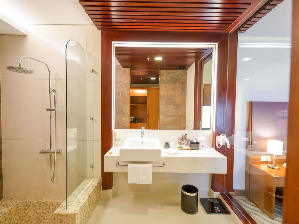 Ejecutiva con 2 camas individuales y vistas al mar del hotel Novotel Nha Trang. Foto 11