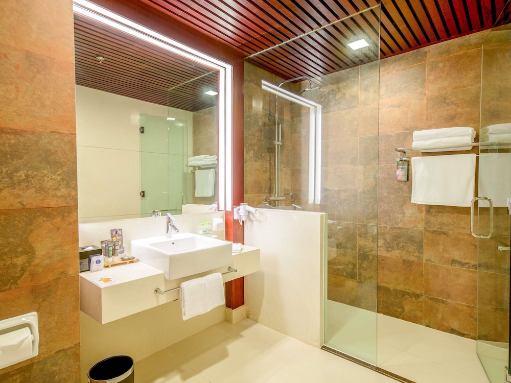 Ejecutiva con 2 camas individuales y vistas al mar del hotel Novotel Nha Trang. Foto 12