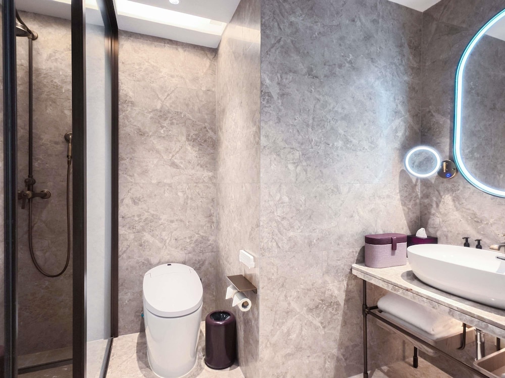 Habitación estándar con dos camas individuales del hotel Mercure Beijing Downtown. Foto 4