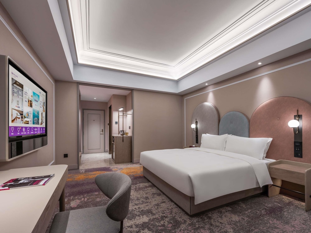 Habitación Superior con una cama king size del hotel Mercure Beijing Downtown. Foto 3