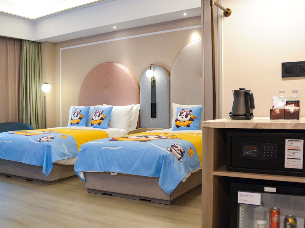 Habitación familiar con una cama doble y una cama individual del hotel Mercure Beijing Downtown. Foto 6