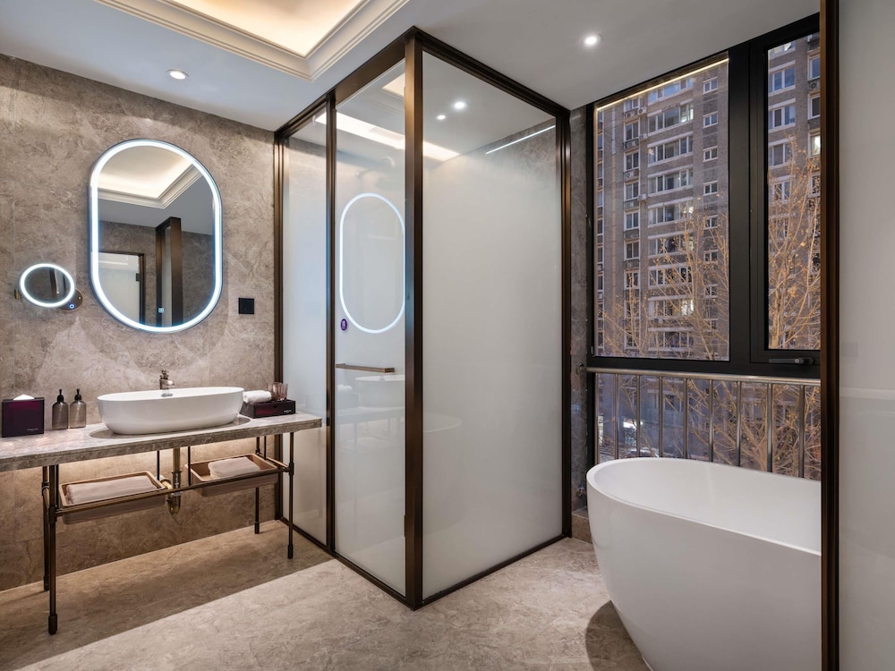 SUITE JUNIOR con 1 cama king size del hotel Mercure Beijing Downtown. Foto 3