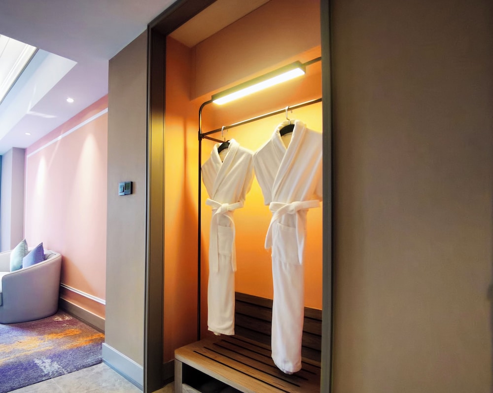 SUITE JUNIOR con 1 cama king size del hotel Mercure Beijing Downtown. Foto 6