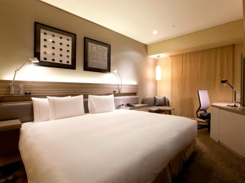 Habitación Estándar - Cama extragrande del hotel The Royal Park Iconic Tokyo Shiodome. Foto 1