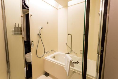 Habitación Estándar - Cama extragrande del hotel The Royal Park Iconic Tokyo Shiodome. Foto 4