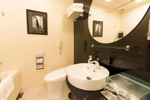 Habitación Doble con acceso al salón - Planta Premium del hotel The Royal Park Iconic Tokyo Shiodome. Foto 4