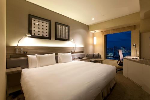 Habitación con acceso al salón - Cama extragrande - Planta premium del hotel The Royal Park Iconic Tokyo Shiodome. Foto 4