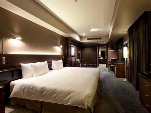Habitación Triple Deluxe del hotel The Royal Park Iconic Tokyo Shiodome. Foto 1