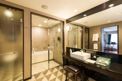 Habitación Triple Deluxe del hotel The Royal Park Iconic Tokyo Shiodome. Foto 5