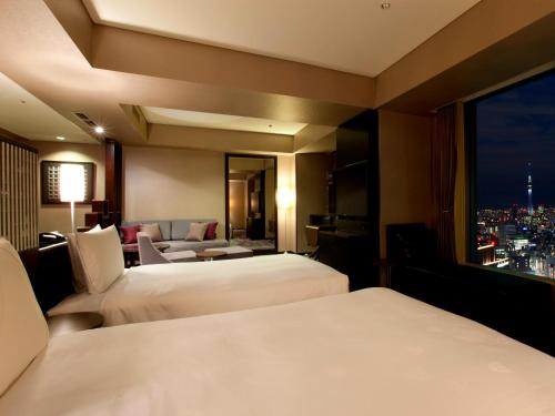 Suite Junior - 2 camas individuales y 1 cama supletoria del hotel The Royal Park Iconic Tokyo Shiodome. Foto 1