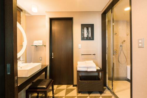 Suite Junior - 2 camas individuales y 1 cama supletoria del hotel The Royal Park Iconic Tokyo Shiodome. Foto 5