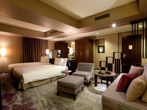Suite Junior - 2 camas individuales y 2 camas supletorias del hotel The Royal Park Iconic Tokyo Shiodome
