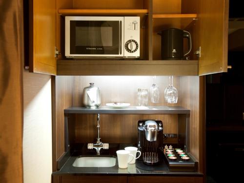 Suite Junior - 2 camas individuales y 2 camas supletorias del hotel The Royal Park Iconic Tokyo Shiodome. Foto 2