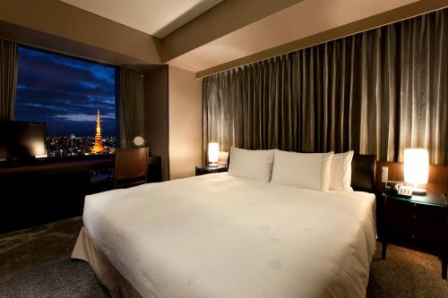 Suite Junior con cama extragrande del hotel The Royal Park Iconic Tokyo Shiodome