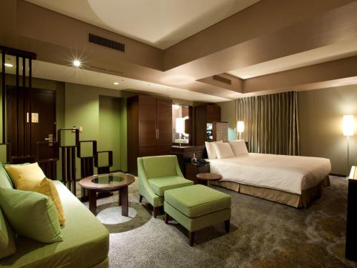 Suite Junior con cama extragrande del hotel The Royal Park Iconic Tokyo Shiodome. Foto 1