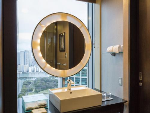 Suite Junior con cama extragrande del hotel The Royal Park Iconic Tokyo Shiodome. Foto 3